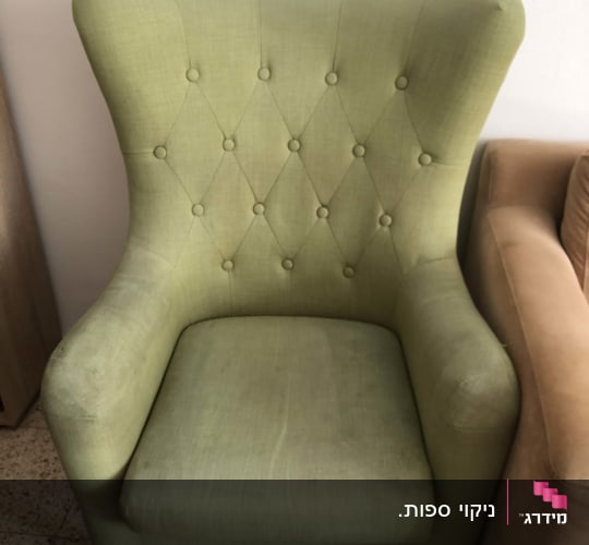 כורסה ירוקה עם כתמים לניקוי